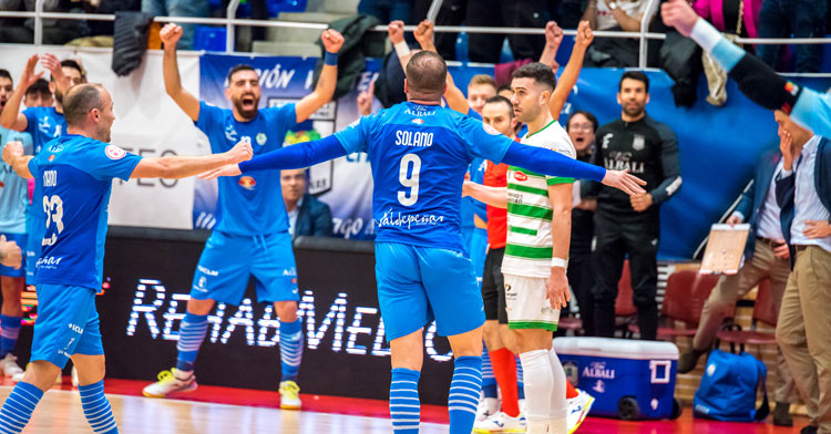 Los jugadores vinateros celebran un tanto ante la decepción de Saura. Foto: Viña Albali Valdepeñas