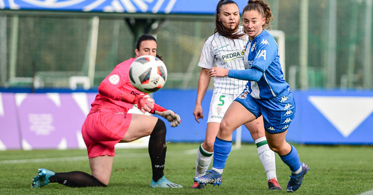 Gordillo y Yanire junto a una atacante coruñesa. Foto: RC Deportivo de La Coruña