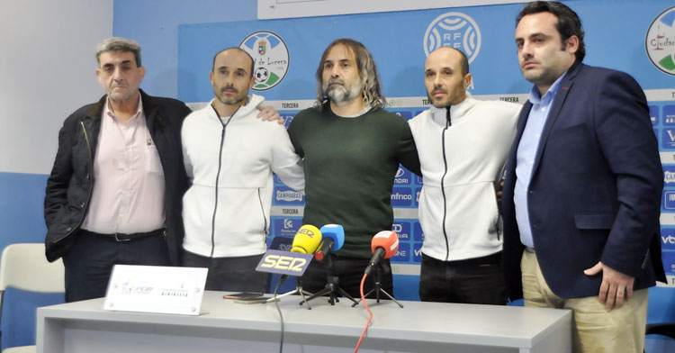 El adiós de los hermanos Carrasco a Lucena junto a Juani, el presidente Jorge Torres y su vicepresidente.