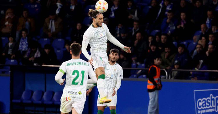 Gudelj despejando con potencia un balón aéreo en Riazor. Foto: CCF