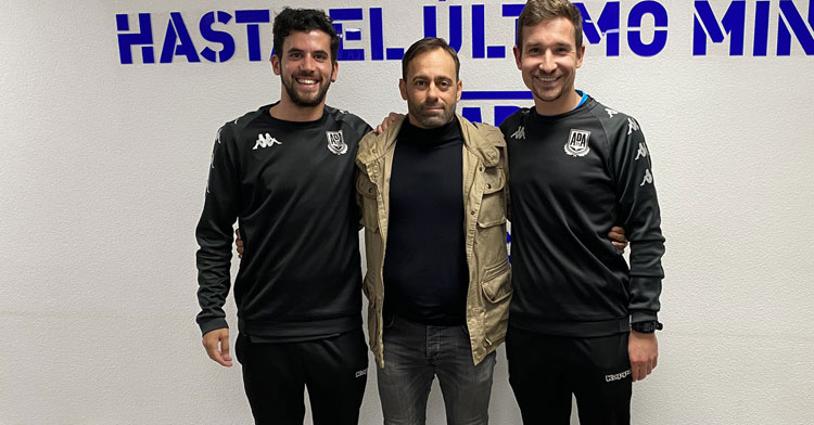 Fran Fernández posa con un par de entrenadores del fútbol base alfarero. Foto: AD Alcorcón