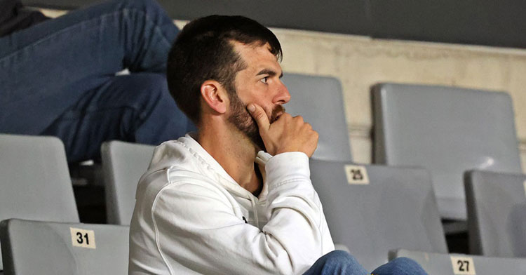 Fran Rodríguez observando un partido desde la grada. Foto: CCF