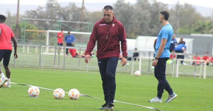 Pensativo. Germán Crespo en la Ciudad Deportiva.