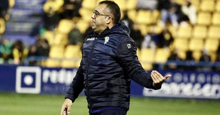 Germán Crespo dando instrucciones en la banda del Santo Domingo.