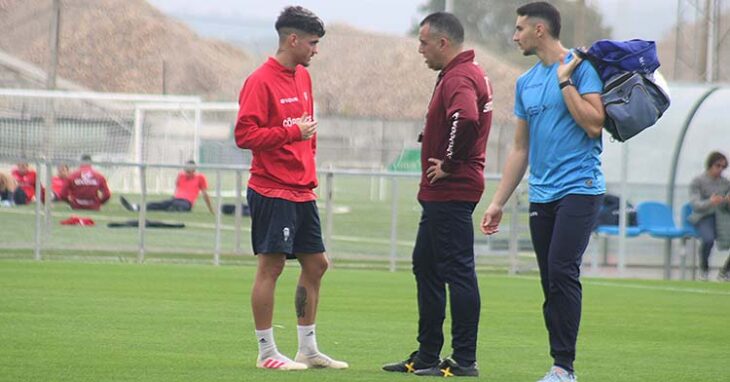 Germán Crespo departiendo con el chaval del filial Geovanni que entró en las últimas convocatorias del primer equipo.