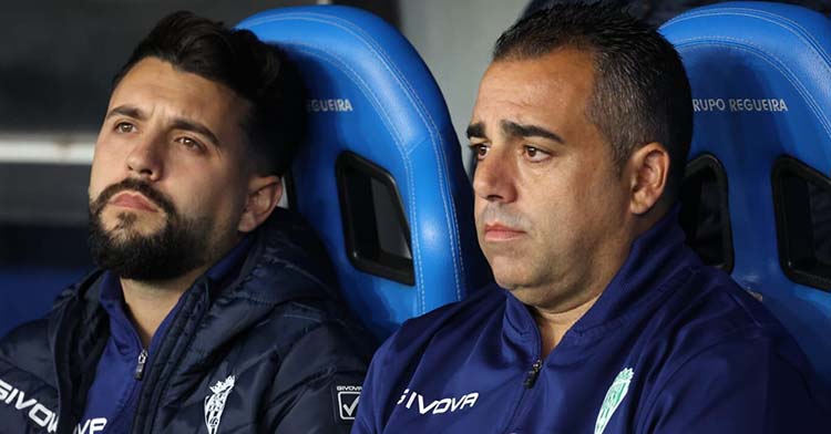 Germán Crespo en el banquillo de Riazor junto a su segundo Óscar Ibáñez.