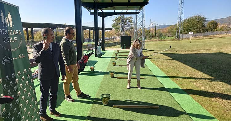 Isabel Albas probando su swing en la cancha de prácticas de Arruzafa Golf.