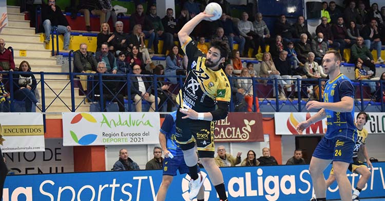 Javi García culminando una contra dejando atrás a Mitic.