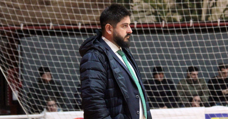 Josan González sigue con gesto serio el partido en el Ciudad de Tudela. Foto: Ribera Navarra FS