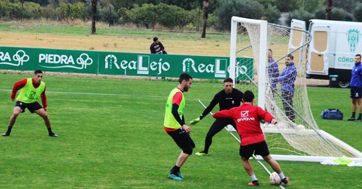 José Cruz cerrando con Carlos Marín concentrado al fondo.