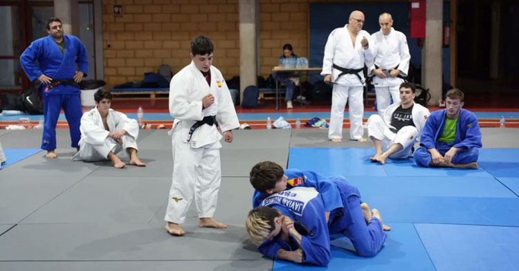 Julia Figueroa observando cómo aplican dos judocas sus consejos. Foto: IMDECO