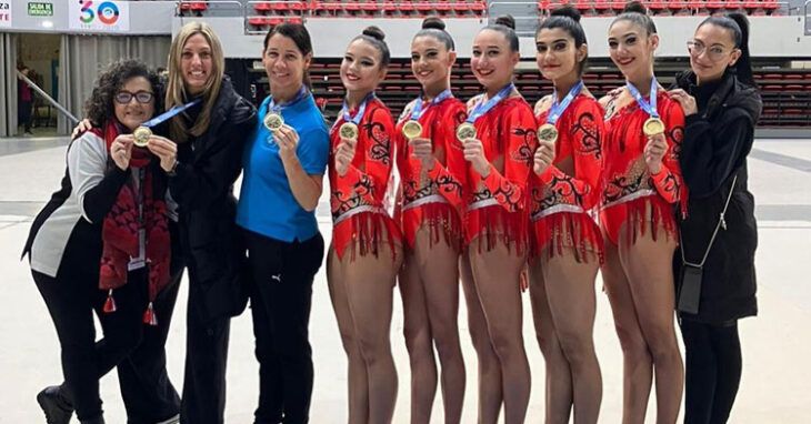 Las gimnastas del Liceo con sus medallas posan junto a sus entrenadoras en Zaragoza