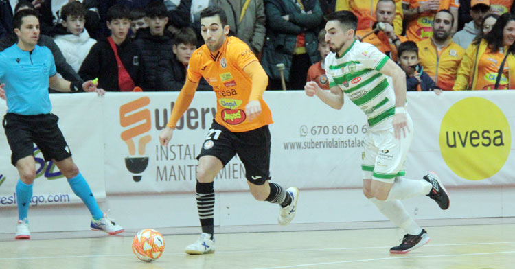 Lucas Bolo presionando a un jugador tudelano. Foto: Ribera Navarro FS