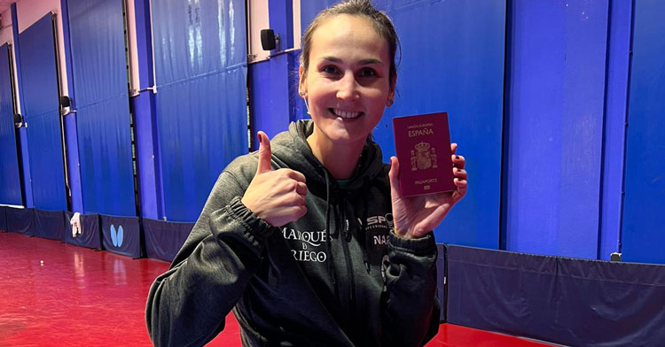 Marija Galonja sonriente con su pasaporte español