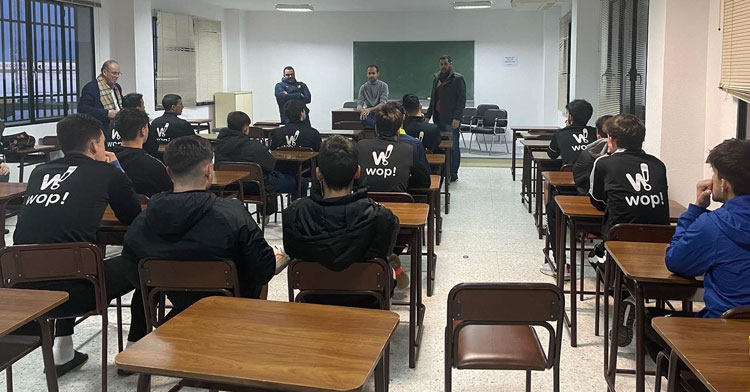 Mario Melero López hablando a los jugadores del Pozoblanco y a su juvenil. Foto: CD Pozoblanco