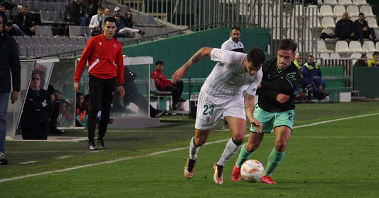 Carracedo y un defensor del Mérida en el partido de diciembre de 2022. Autor: Paco Jiménez
