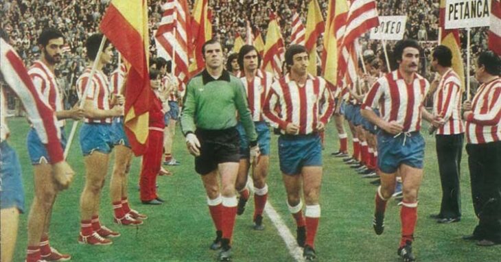 Miguel Reina en el paseíllo del Atlético de Madrid tras ganar la Copa Intercontinental.