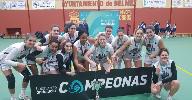 Las jugadoras del Milar posando con el cartel de campeonas. Foto: FAB Córdoba
