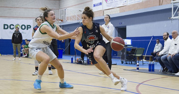 Marcy Gonçalves intenta una penetración ante el Joventut, con Mireia Capdevila y el debutante como técnico asistente Eduardo Burgos en segundo término. Foto: Gabriele Friscia