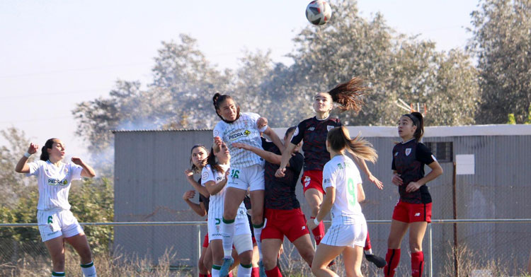 Moreira buscando un balón aéreo frente al Athletic B. Foto: CCF