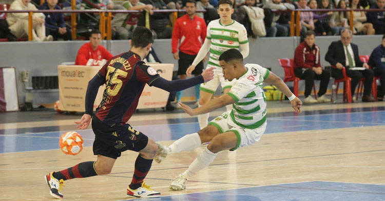 Osamanmusa disparando a puerta contra el Levante UD FS. Foto: Córdoba Futsal