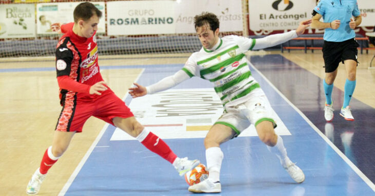 Pablo del Moral intenta recortar a un jugador de ElPozo. Foto: Córdoba Futsal