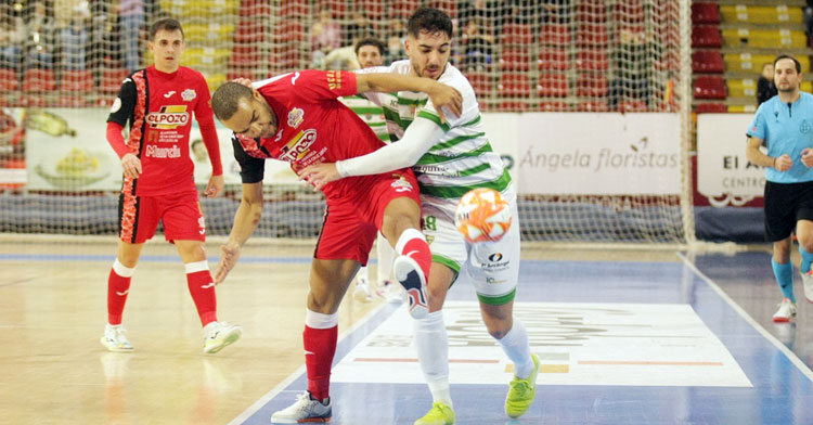 Lucas Perin peleando por una pelota con un rival, Foto: Córdoba Futsal