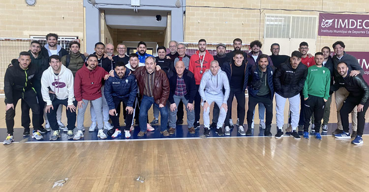 Jugadores e integrantes del club posando en su comida de Navidad. Foto: Córdoba Futsal