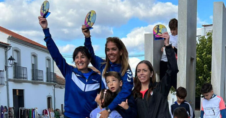 El podio femenino en Torrecampo, con María Moyano en lo más alto. Foto: Club Trotasierra