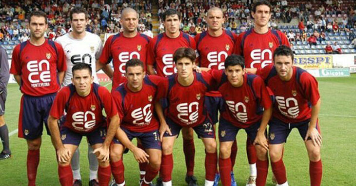 Una foto de formación del Pontevedra en la temporada 2006-07, la última en la visitó El Arcángel. Foto: @charlesbrau9