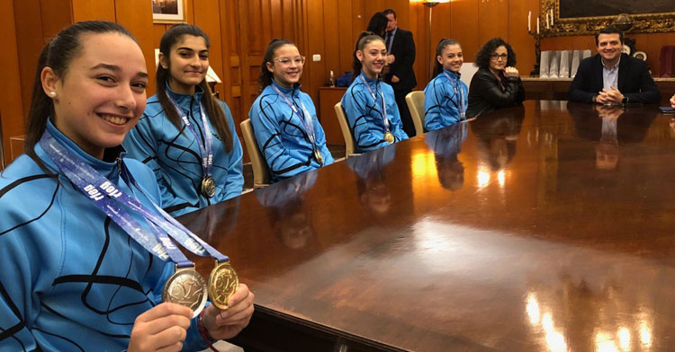 Las gimnastas del Liceo, medallas al cuello, con el alcalde al fondo