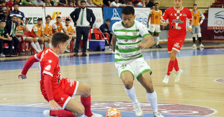 Osamanmusa intentando un regate. Foto: Córdoba Futsal