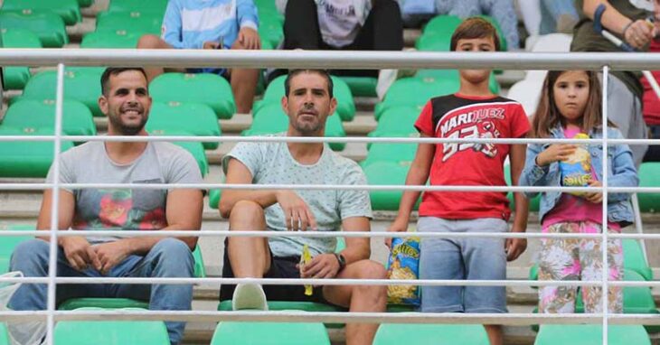 Antonio Sarmiento con sus hijos en El Arcángel.