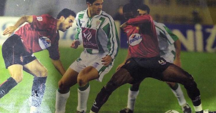 Antonio Sarmiento y su foto con Samuel Eto`o jugando aquel partido de Copa del Rey en Son Moix el 19 de diciembre de 2001, con el cordobés Álvaro Novo a la izquierda.