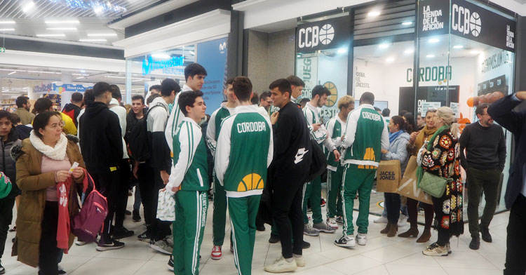 Jugadores y aficionados en el estreno de la sede social del Coto Córdoba Club de Baloncesto