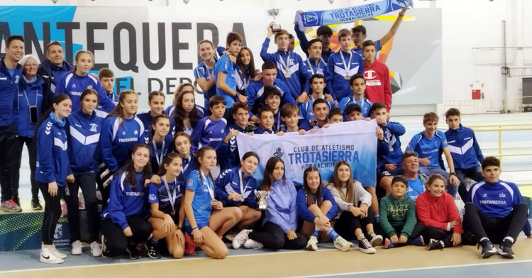 Felicidad total de los atletas tras su éxito en el tartán antequerano. Foto: Club Trotasierra