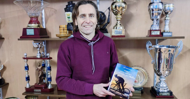 Víctor Salazar mostrando su libro en el que cuenta las visicitudes del doping