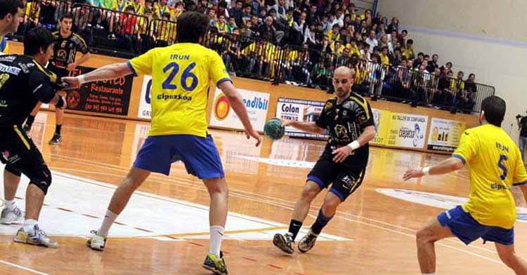 El pontanés Francisco Morales atacando a la defensa del Bidasoa hace diez años en Irún el día del ascenso a la Asobal.