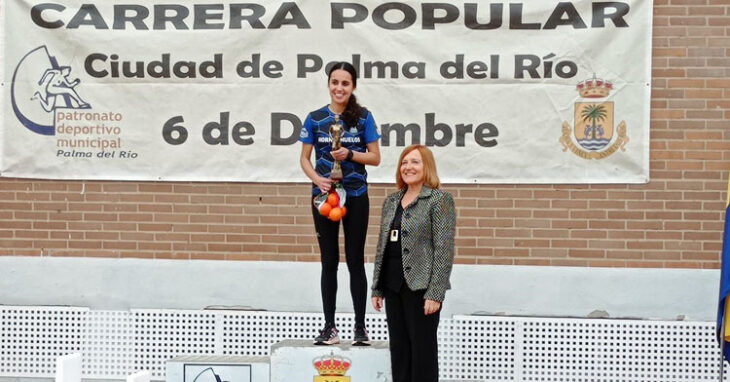 Yolanda López en lo más alto del podio en Palma del Río. Foto: Club Trotasierra