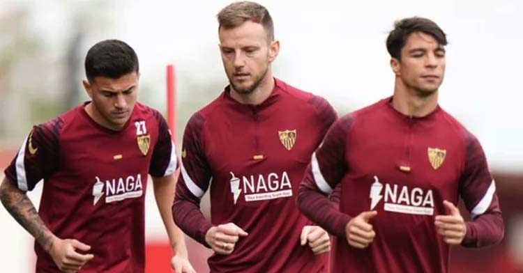 Antonio Zarzana, a la izquierda, junto a Rakitic y Oliver entrenando con el Sevilla.