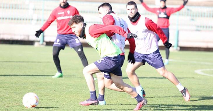 Armando Shashoua marchándose de Carlos Puga tras dejar atrás a un Christian Delgado que ahora debería salir cedido a un Segunda RFEF.