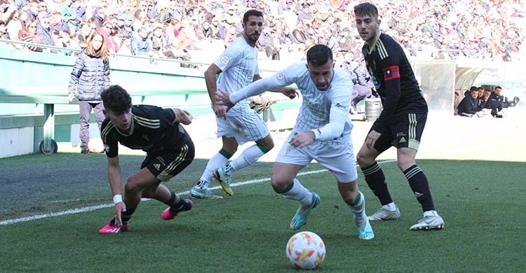 Carlos Puga saliendo con el balón en el partido ante el Celta B.