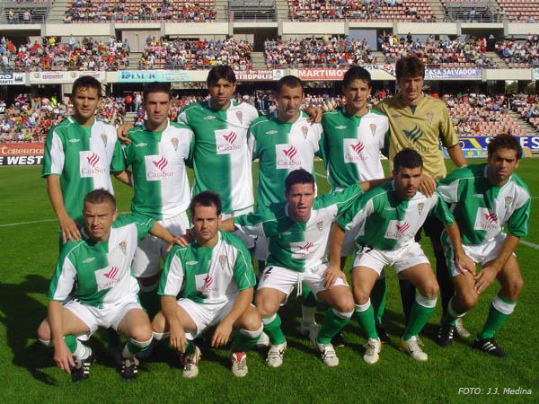 Luis Carrión, arriba a la izquierda entre Asen y Pierini, en una de la alineaciones con aquella equipación arlequinada del Córdoba CF del ascenso en Huesca. 