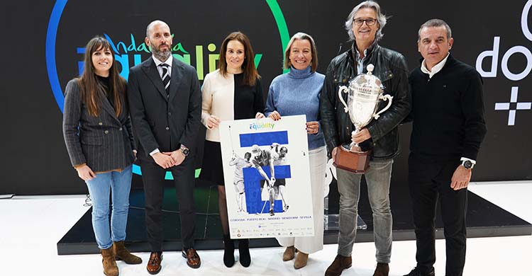 Isabel Albás, teniente de alcalde del Ayto. de Córdoba, muestra junto a la diputada de Turismo, Inma Siles, el cartel de la Andalucía Equality Golf Cup, junto al coreógrafo Poty Castillo y el exfutbolista del Córdoba, Miguel Melgar, que sostienen la copa del circuito acompañados de su directora, Margarita Pérez-Calderón y el delegado de Turismo, Cultura y Deporte, Eduardo Lucena.