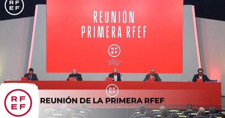 Luis Rubiales presidiendo una de las reuniones con los clubes cuando en la pandemia se decidió reestructurar la Segunda B.
