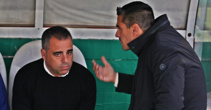 Juanito y Germán Crespo departiendo sobre la tensa situación en el vestuario.