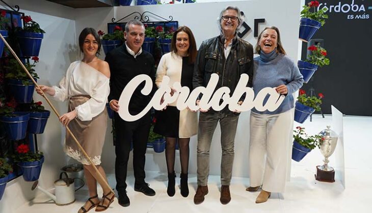 Isabel Albás eInma Siles posando junto al coreógrafo Poty Castillo y el exfutbolista del Córdoba, Miguel Melgar, en la esquina del patio cordobés del stand de Córdoba en Fitur.