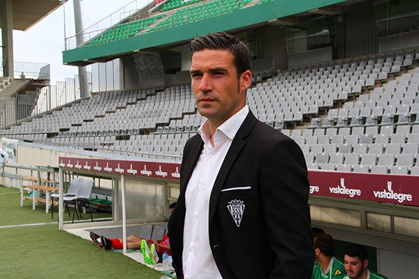 Luis Carrión posando en la tribuna de El Arcángel ya como entrenador del Córdoba CF.