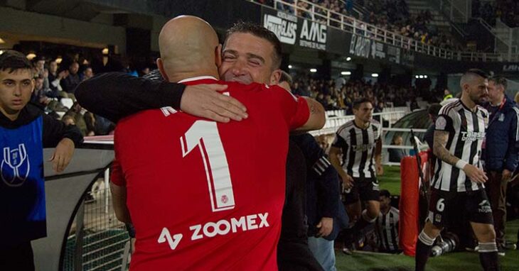Luis Carrión abrazado a Pepe Reina, íntimos amigos, el pasado martes en su primer enfrentamiento antes del duelo copero entre el Cartagena y el Villarreal.