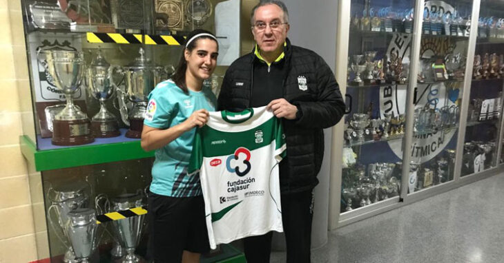 Ana Cruz con su nueva camiseta junto al presidente Pablo García